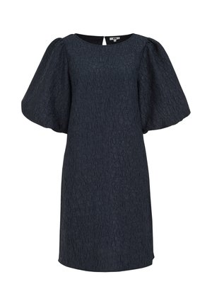 Abito blu navy con tessuto testurizzato, maniche a sbuffo corte e scollatura a chiave sul retro. Modello a trapezio, lunghezza al ginocchio con decorazioni minime.