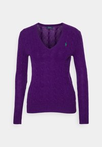 Pull en maille violet avec un col en V, des manches longues, un motif en torsades et un petit logo vert sur la poitrine.