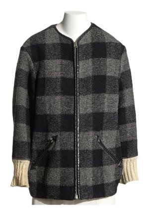 Veste zippée à carreaux noirs et gris avec des poignets en côte couleur crème et deux poches avant zippées sur un buste de mannequin blanc.