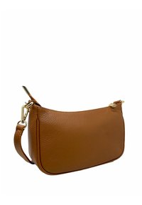 Borsa a spalla in pelle marrone con superficie strutturata, forma curvata, hardware dorato e tracolla regolabile per maggiore versatilità.