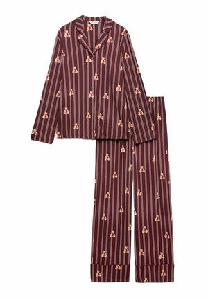 Conjunto de pijama a rayas burdeos con pequeños patrones de osito de peluche, parte superior abotonada de manga larga y pantalones rectos a juego.