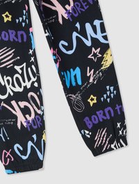 Pantaloni da jogging neri con testo in stile graffiti colorato e forme astratte in rosa, blu, viola e bianco. Polsini elasticizzati.