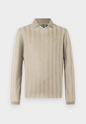 Μπεζ πόλο με μακριά μανίκια, με διακριτικές κάθετες ρίγες λογότυπου EA7, γιακά και δύο κεντημένα λογότυπα στο στήθος.