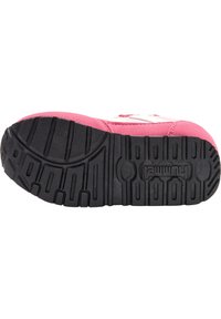 Różowa i biała podeszwa sneakerów z teksturowanej czarnej gumy, z wzorzystym bieżnikiem zapewniającym przyczepność oraz brandingiem po bocznej stronie.