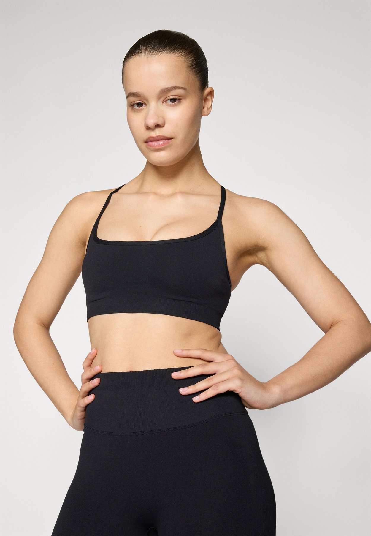 SLEEK SEAMLESS STRAPPY LOW IMPACT BRA