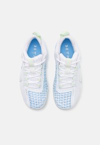 Pantofi sport albi cu un model în carouri bleu deschis, accente verzi și shoelaces albe. Au un superior din plasă respirabilă și o talpă cu amortizare.