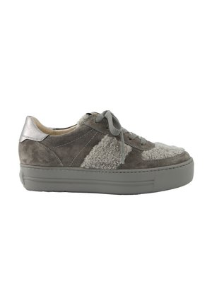 Grijze suède sneakers met een tekstuur van grijs wol en een metallic zilveren hiel. Voorzien van platte veters en een dikke rubberen zool.