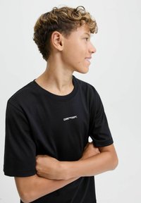 Černé bavlněné tričko s krátkými rukávy, na hrudi s bílým potiskem loga "CORE™ DEPT." Hladká textura, klasický design s kulatým výstřihem.