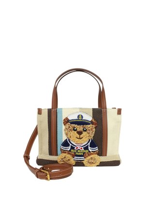 Borsa tote beige e marrone con manici in pelle marrone e un orsacchiotto ricamato sul davanti con un abito da marinaio.