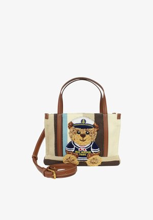 Beige og brun bæretaske med brune læderhåndtag og en teddy-bjørn iført sømandstøj broderet på fronten.