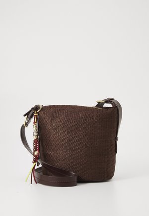 Mørkebrun vævet crossbody taske med justerbar læderrem og dekorativ fletning med perler og metal-accenter.