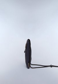 Borsa con zip di colore blu navy, dal profilo piatto, in tessuto texture, e con una lunga tracolla regolabile. Presenta un tirazip decorativo e un'etichetta laterale.