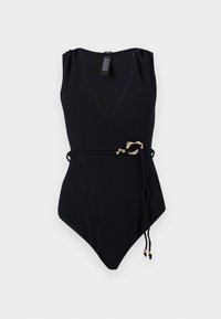 Μαύρο ολόσωμο μαγιό χωρίς μανίκια με V-λαιμόκοψη από υφή υφάσματος και λεπτή ζώνη με χρυσή αγκράφα και διακοσμητικά άκρα.