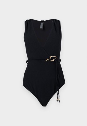 Maillot de bain une pièce noir sans manches avec col en V, tissu texturé et une fine ceinture ornée d'une boucle dorée et d'extrémités décoratives.