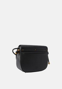 Borsa a tracolla in pelle nera con forma arrotondata, dettagli in metallo dorato, chiusura con zip e tasca esterna a soffietto. Superficie testurizzata.