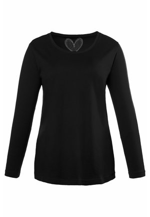 T-shirt noir à manches longues en tissu doux, avec un col arrondi et un motif de cœur à l'intérieur du col.