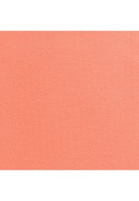 Korallfarget stoff med en teksturert vev, som har en jevn og glatt overflate og en livlig nyanse. Egnet for polstring eller håndverksprosjekter.