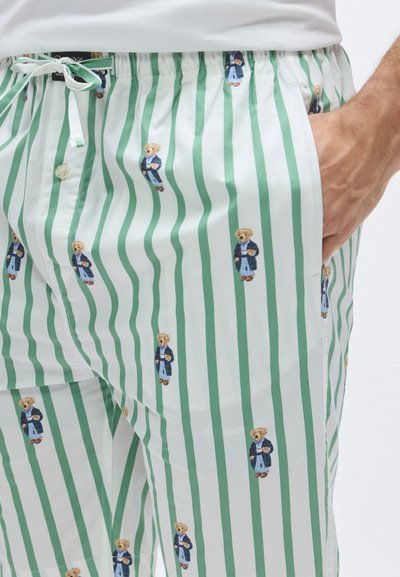 Πιτζάμα σορτς με ρίγες σε ανοιχτό πράσινο και λευκό, με μικρά σχέδια αρκουδάκια, διαθέτει λάστιχο με κορδόνι στη μέση και μπροστινή τσέπη.