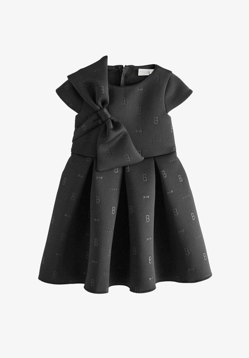 Schwarzes Kleid aus strukturiertem Stoff, mit einer Schleifenverzierung an der Taille, kurzen Ärmeln und einem plissierten Rock mit geprägten Mustern und Logos.