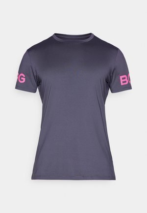 Αθλητικό t-shirt με κοντό μανίκι από σκούρο γκρι ύφασμα, με στρογγυλή λαιμόκοψη και ροζ λογότυπο στο δεξί μανίκι. Λείο υλικό και εφαρμοστό σχήμα.