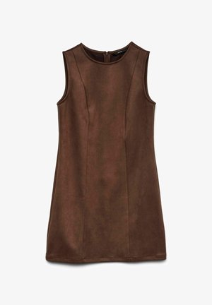 Robe sans manches marron avec une texture lisse, col rond et fermeture éclair au dos. Présente des coutures ajustées qui créent une silhouette cintrée.