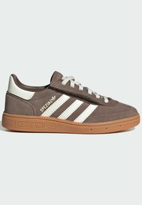 Brauner Adidas Spezial Sneaker aus Wildleder mit weißen Streifen, weißem Fersenlaschen, weißen Schnürsenkeln und Gummisohle, Seitenansicht auf grauem Hintergrund.