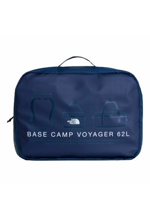Navyblauer Pack mit Griff zeigt die The North Face Base Camp Voyager 62L Tasche in einer komprimierten Aufbewahrungstasche mit Umrissen der Taschenformen.
