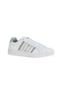 Sneaker bianco con materiale testurizzato, caratterizzato da tre strisce verdi e beige sui lati e chiusura con lacci. Suola in gomma.
