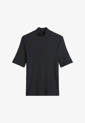 Czarny, prążkowany, krótkosłowy golf o dopasowanym kroju. Gładka faktura i wysoka szyja. Brak widocznych wzorów lub akcentów.