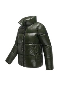 Fodrad grön jacka med en glänsande yta, hög krage, dragkedja fram och en sidoficka. Har en kontrasterande logotyp-applikation på ärmen.