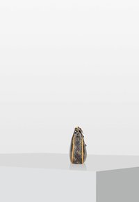 Borsa a tracolla nera con motivo a motivo, superficie lavorata, dettagli gialli e una cerniera argentata. Presenta una forma compatta e un attacco a catena.