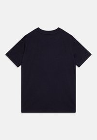 Tmavě námořnická modrá tričko s krátkým rukávem a kulatým výstřihem. Hladká bavlněná tkanina, jednoduchý design, žádné viditelné vzory nebo loga.