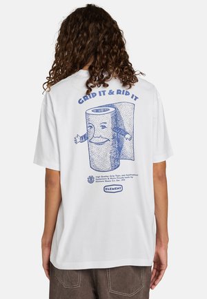 Hvid kortærmet t-shirt med et blåt tegneseriegrafik af en smilende bolle med arme og teksten "GRIP IT & RIP IT" ovenfor.
