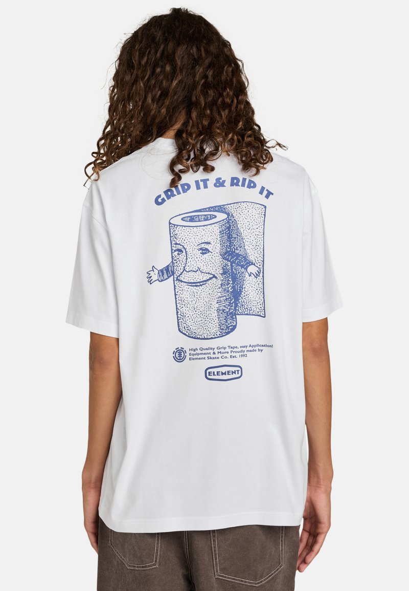 Vit t-shirt med kort ärm som har en blå tecknad grafik av en leende rulle med armar och texten "GRIP IT & RIP IT" ovanför.