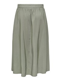 Jupe midi vert olive clair avec une ceinture élastique et une texture de tissu lisse et fluide.