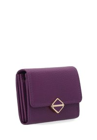 Fioletowy skórzany portfel o teksturowanym wykończeniu, z geometrycznym zapięciem w złotym odcieniu i starannym przeszyciem na krawędziach. Kompaktowa forma.