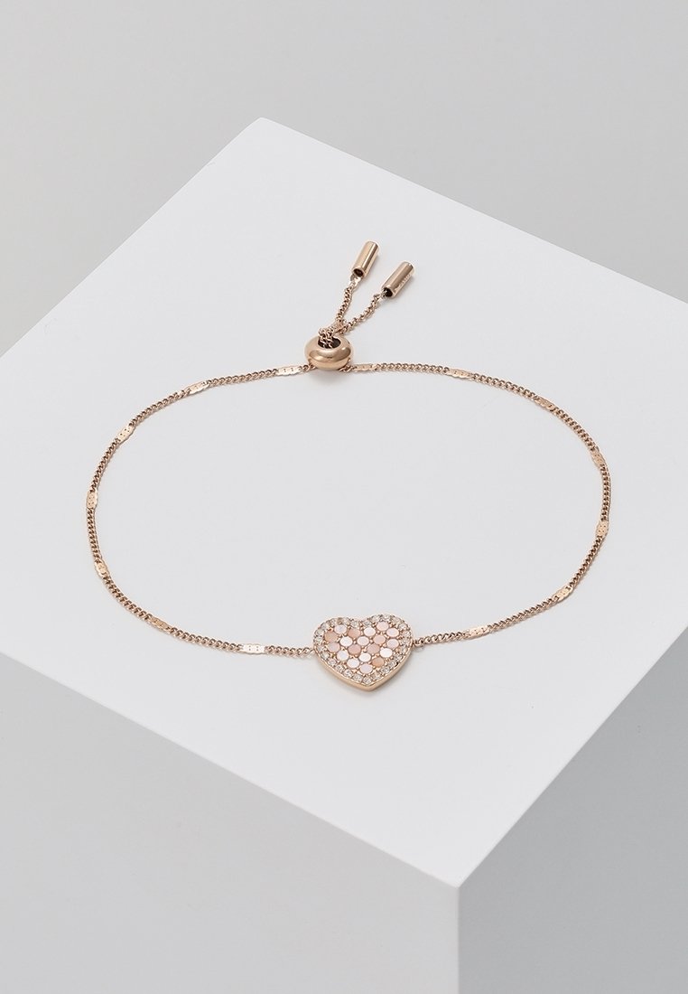 Bracelet délicat en chaîne d’or rose avec un curseur réglable et un pendentif en forme de cœur incrusté de petites pierres roses et blanches.