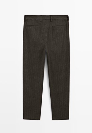 Dunkelbraune, gestreifte Hose mit taillierter Passform. Verfügt über Gesäßtaschen und eine glatte Textur. Gerade Beinform, ohne sichtbare Beschläge.