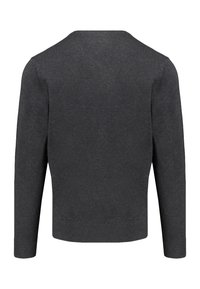 Donkergrijze pullover met een ronde halslijn, lange mouwen en geribde manchetten. Glad textuur, eenvoudige ontwerp, geen zichtbare hardware of patronen.