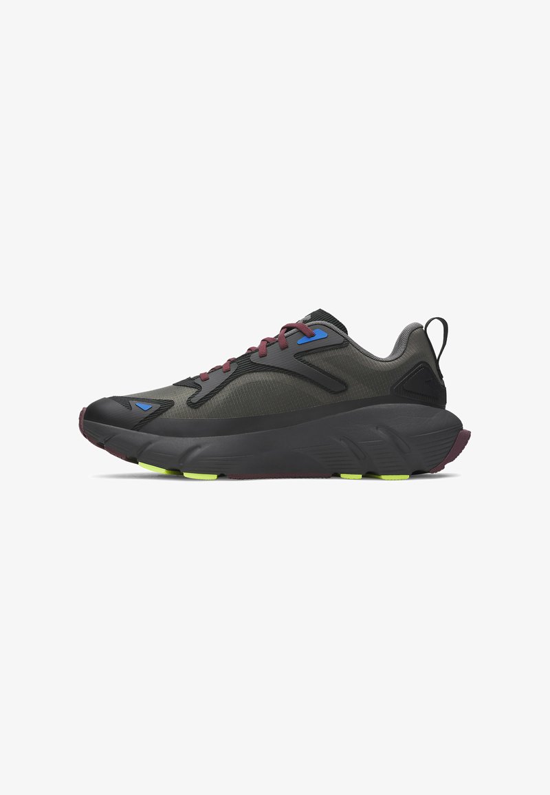 Sportlicher Schuh mit Obermaterial aus schwarzem und grauem Netzgewebe, blauen Akzenten, einer dicke schwarzen Zwischensohle und einer Gummisohle mit grünen Details.