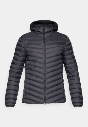 Tmavo šedá pufferná bunda s kapucňou a chevron prešívanou textúrou, predné zapínanie na zips a elastické manžety. Ľahký a streamlined dizajn.