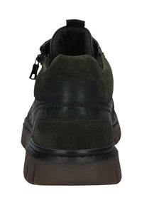 Dunkelgrüner Wildlederschuh mit abgerundetem Absatz, strukturierten schwarzen Akzenten und einem Reißverschluss hinten. Auffällige Nähte und Gummilaufsohle.