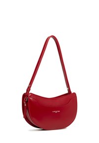 Borsa a spalla in pelle rossa con design curvo, tracolla regolabile e branding impresso sul fronte. Texture liscia, stile minimalista.