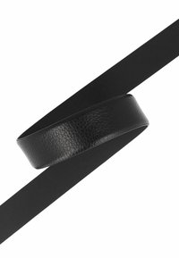 Cintura in pelle nera con una finitura testurizzata e una fascia ampia e liscia. Presenta un design minimalista senza hardware visibile.