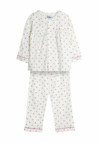 Set di pigiama in cotone bianco con piccoli motivi floreali rosa, una camicia con colletto e bottoni, e pantaloni abbinati con bordi rosa ai polsini.
