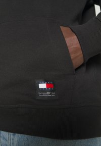 Tommy Jeans BOLD CLASSICS UNISEX - Jersey con capucha - black