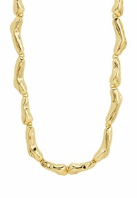 Collana in oro con chain irregolari e lucidate. Ogni anello presenta una superficie liscia e riflettente, che accentua la luminosità complessiva.