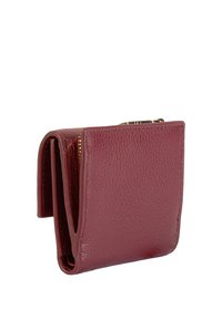 Portafoglio in pelle bordeaux con finitura testurizzata, design compatto, chiusura zip e linee pulite, dotato di dettagli di cucitura discreti.