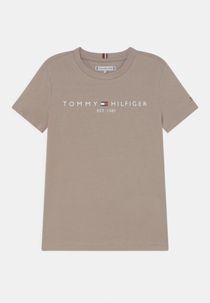 Beiges T-Shirt aus Baumwolle mit kurzen Ärmeln und weißem "TOMMY HILFIGER EST. 1985"-Logo auf der Brust. Klassischer Rundhalsausschnitt.
