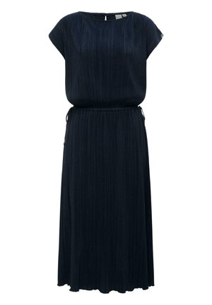 Granatowa sukienka midi o plisowanej fakturze, z krótkimi rękawami, elastycznym paskiem w talii i małym guzikiem z wycięciem przy tylnym dekolcie.
